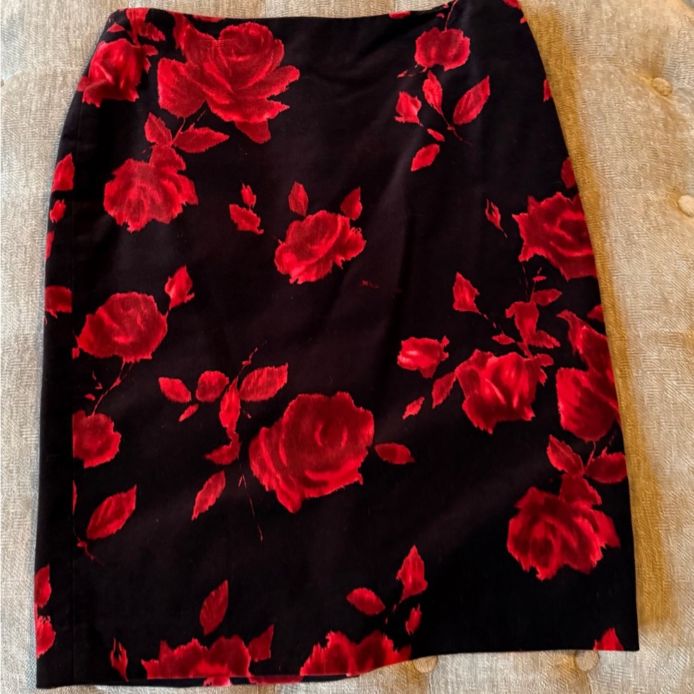 ❤️Romantic Talbots Petites Black Pencil Skirt with Red Roses Design - 4P🌹